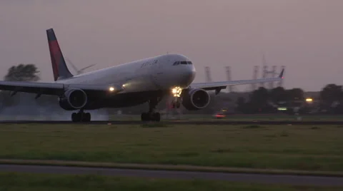 Big Airbus plane touch down at the runway Vidéo 40191783