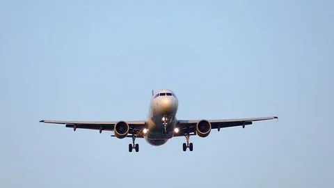 Big airplane approaching. 스톡 동영상 81201047