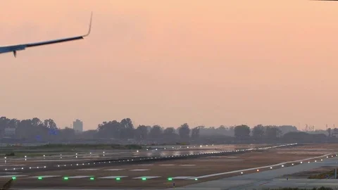 Big airplane landing. Video stock 81521926