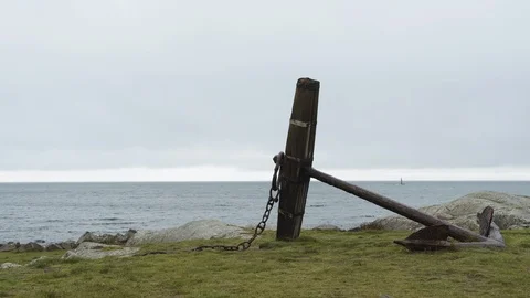A big anchor lying next to the ocean on the west coast of Sweden. 스톡 동영상 119496371