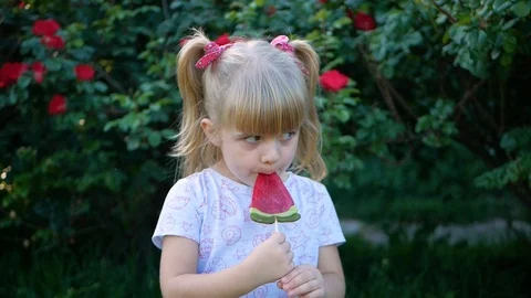 Big and tasty candy eats a beautiful girl Video stock 95599008