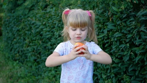 Big Apple eats blue-eyed girl Video stock 95598051