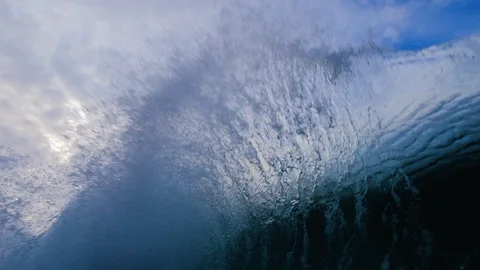 Big backwash wave explosion directly overhead cascading down-HD120fps Vidéo 107640939