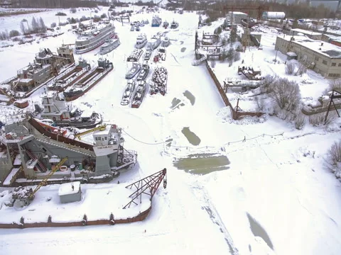 Big backwater with different ships in winter aerial view Vidéo 73334155