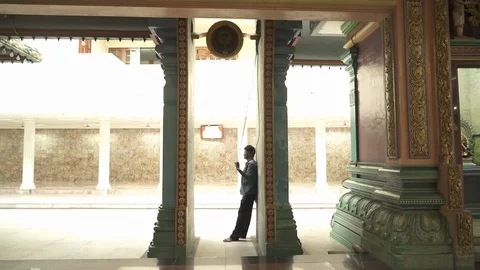 A Big Bell Ringing In The Hindu Temple, Kuala Lumpur, Malaysia. 스톡 동영상 122089958