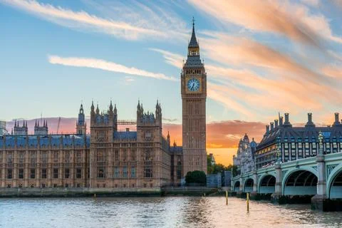 Big Ben against dramatic sky, beautiful evening cityscape Stock Photos