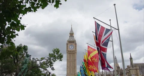 Big Ben and The Parliament Square Flags Waiving in London, UK Vidéo 288097432