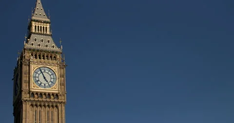 Big Ben and red buses in blue sky, London, England Stockbeeldmateriaal 201227703