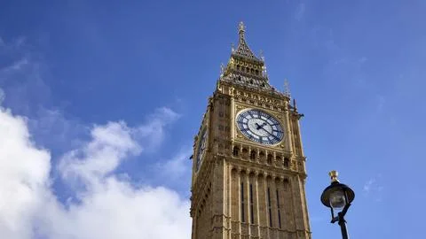Big Ben clock tower against blue sky in London panoramic 库存照片