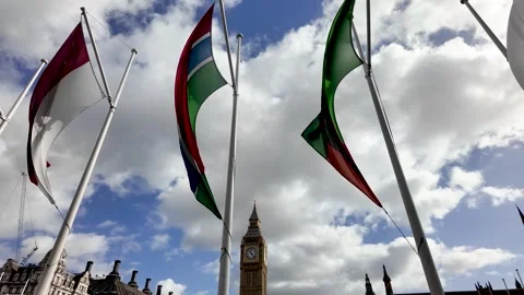 Big Ben clock tower framed by fluttering Commonwealth flags at Parliament Vídeo Stock 332253117