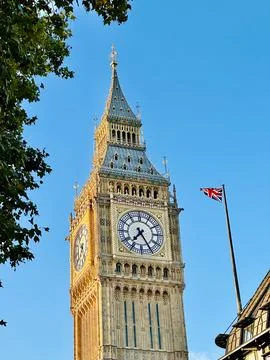 Big Ben Elizabeth Tower Clock Face With Union Jack Flag Against Blue London S Fotos Stock