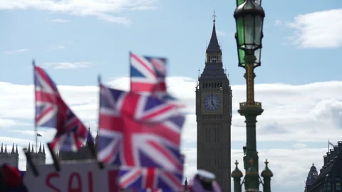 Big Ben with Great Britain Flags (Union Flag) Flying in Foreground - 4K Vídeo Stock 281064206