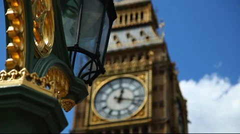 Big Ben pull focus from lamp post in London 스톡 동영상 7748729