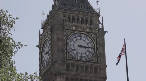 Big Ben with trees and flag Видео 4102681