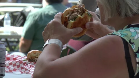 Big Bite Burger 스톡 동영상 99307079