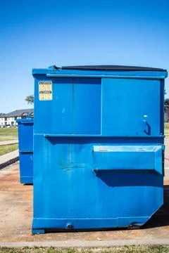 Big blue dumpster Foto stock
