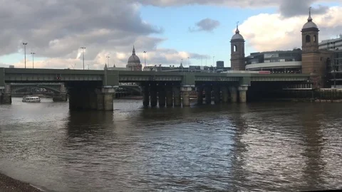 Big Boat sailing down the Thames near London Bridge 4K 库存影片 85450244