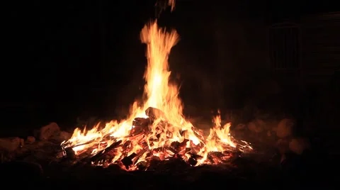 Big bonfire with the beautiful fire flame at night. 库存影片 53234427