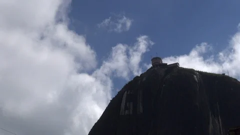 Big boulder  with clouds and bird Vídeos de archivo 104888195