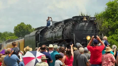 Big Boy Engineer emerges from top of locomotive to video crowd shooting video Vídeo Stock 159245205