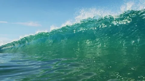 Big breaking Ocean wave Huge Rolling waves hits Hard on Shallow Reef stormy. Vídeos de archivo 336585760