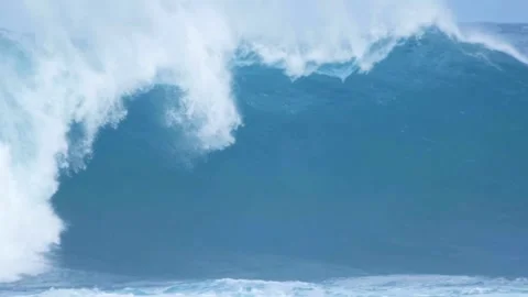 Big breaking Ocean wave Huge Rolling waves hits Hard on Shallow Reef stormy. Video stock 336586006