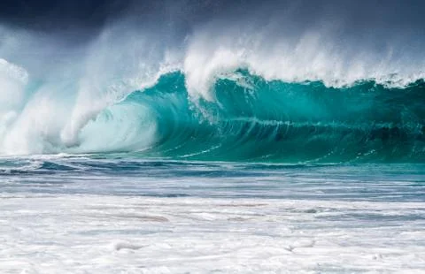 A big breaking Ocean wave Stockfoto's