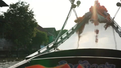 Big Buddha Head peeping from Longtail Boat Bangkok Vídeo Stock 242022301