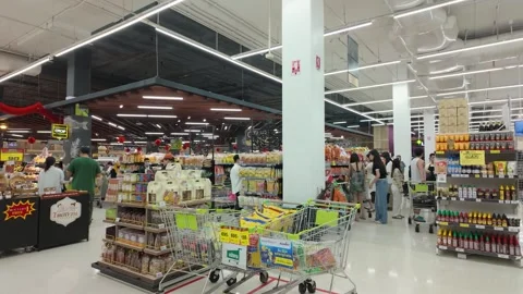 Big C is a retail hypermarket coupled with shopping mall area. Stockbeeldmateriaal 318139196