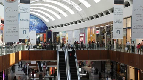 Big Ceiling Dome Cupola Interior Dubai Mall Shopping Sale Busy People Escalators Vídeos de archivo 34941048