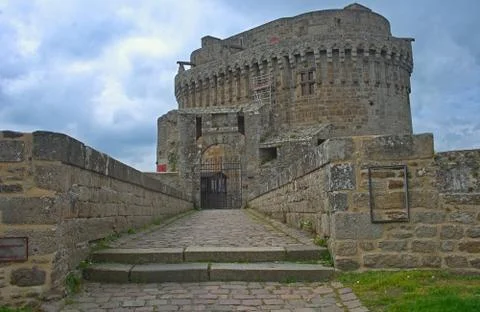 Big central stone tower with flag on top at Dinan fortress, France Foto stock