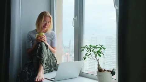 Big city life, distant communication. Video stock 254309130