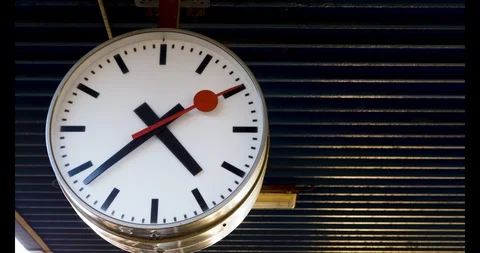 A big clock ticking away in the train station, awaiting on the next train Video stock 130169526