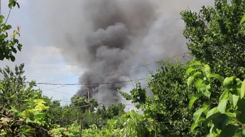 A big cloud of black smoke Vídeo Stock 64866551