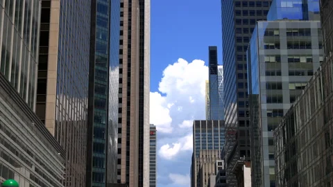 Big cloud floats among the Midtown Manhattan buildings NYC 動画素材 158445692