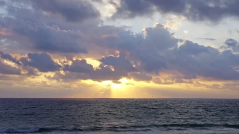 Big clouds and sunset over the ocean Vidéo 264943786