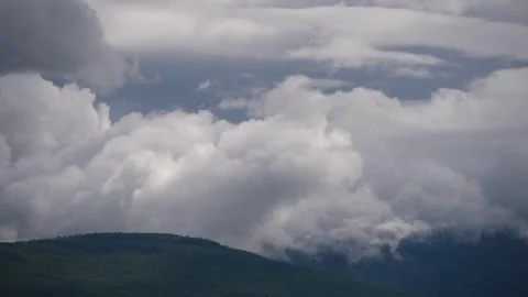 Big clouds move in the mountains Stock-Footage 280663912