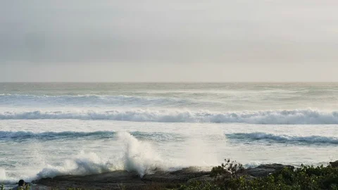 Big crashing waves Vídeo Stock 127958376