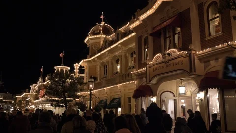 Big crowd walking through a beautiful cozy decorated street with Christmas Stock Footage 109258912