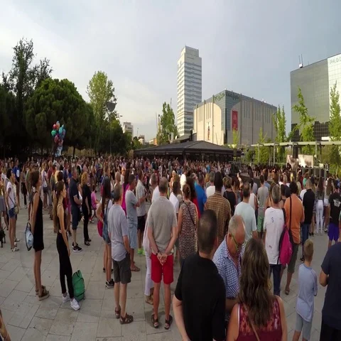 Big Crowd Watching Dancers Vídeo Stock 69538036