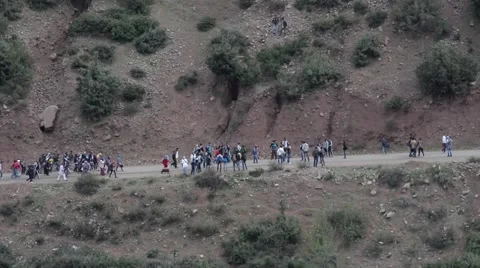 A big crowd of young people marching Vidéo 45082385
