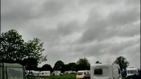 Big dark rain-filled sky over caravan site timelapse Vidéo 20538687