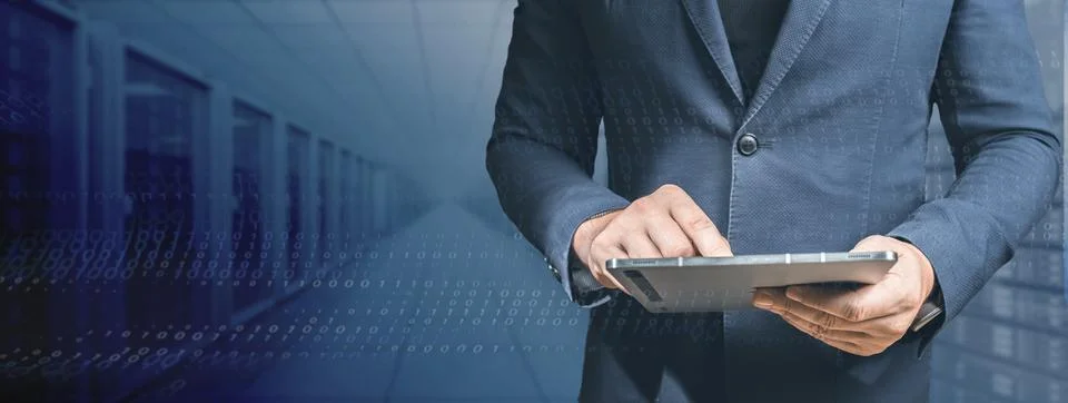 Big Data and Data Science. Male Specialist Using tablet in Big Data Center. H 스톡 사진