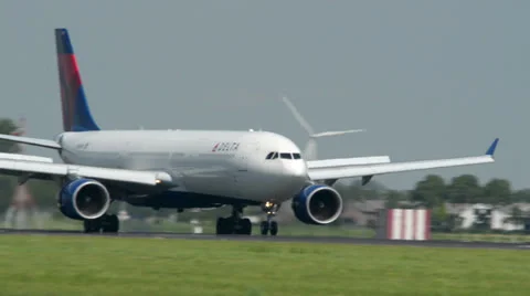 Big DELTA airplane landing super close 11039 Stock Footage 27183053