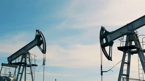 Big derricks, pumping oil, close up. 스톡 동영상 98677956