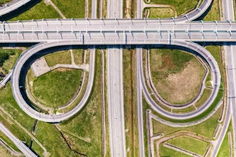 Big empty road junction on green land aerial view Foto stock