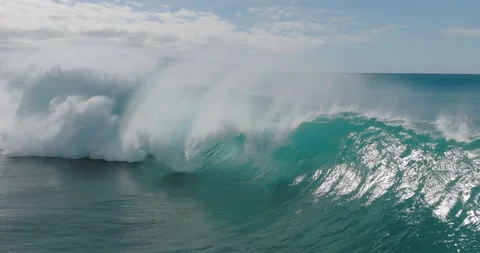 Big epic giant blue ocean wave tube barrel water drone shot Pipeline Vidéo 225283345