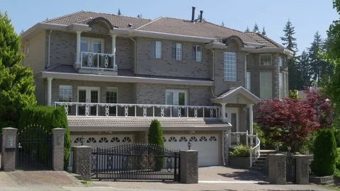 Big expensive house with opened gates. Stockbeeldmateriaal 77200146