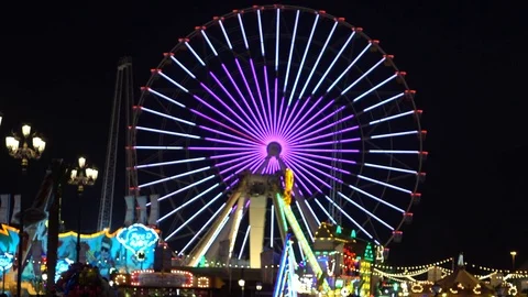 Big Ferris wheel with lights drawing a heart Stock Footage 72588068