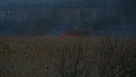 Big fire in the evening in a field near the city Video stock 105182553